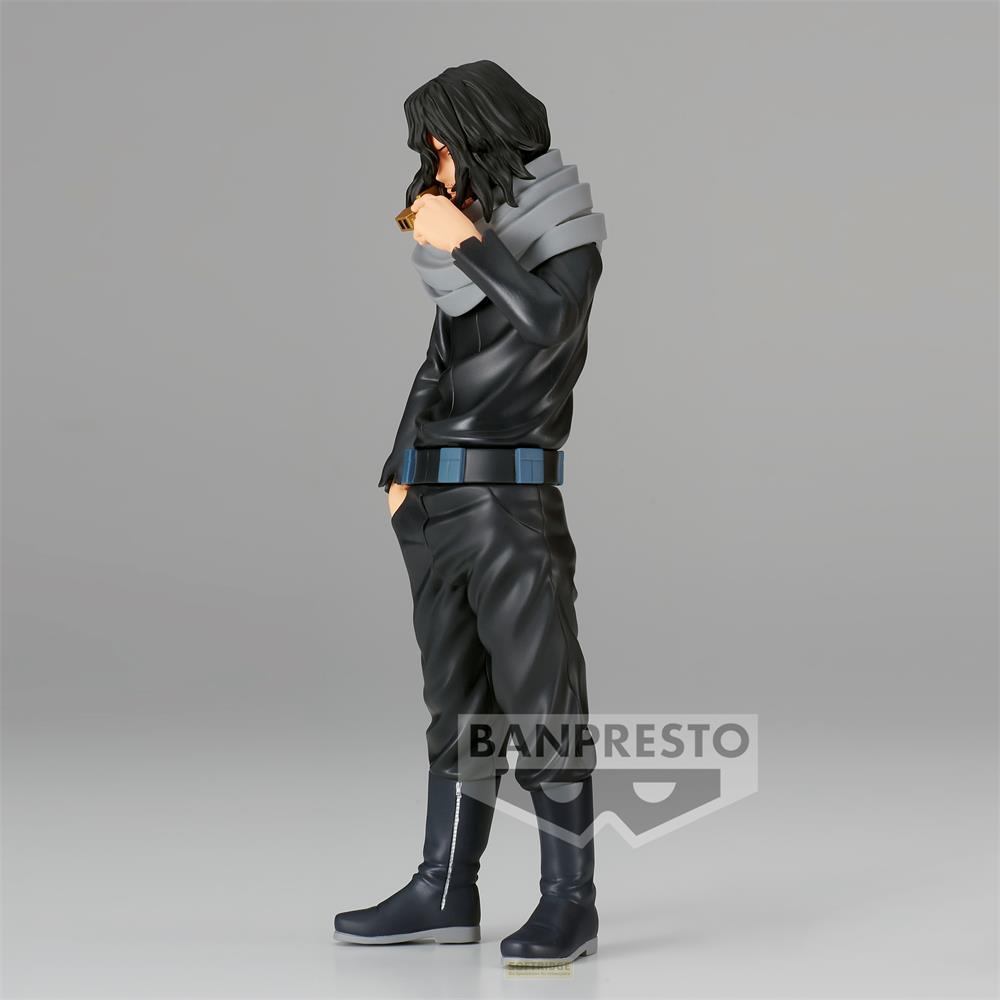 Una figura de anime con ropa negra, bufanda gris y botas oscuras sobre fondo gris.