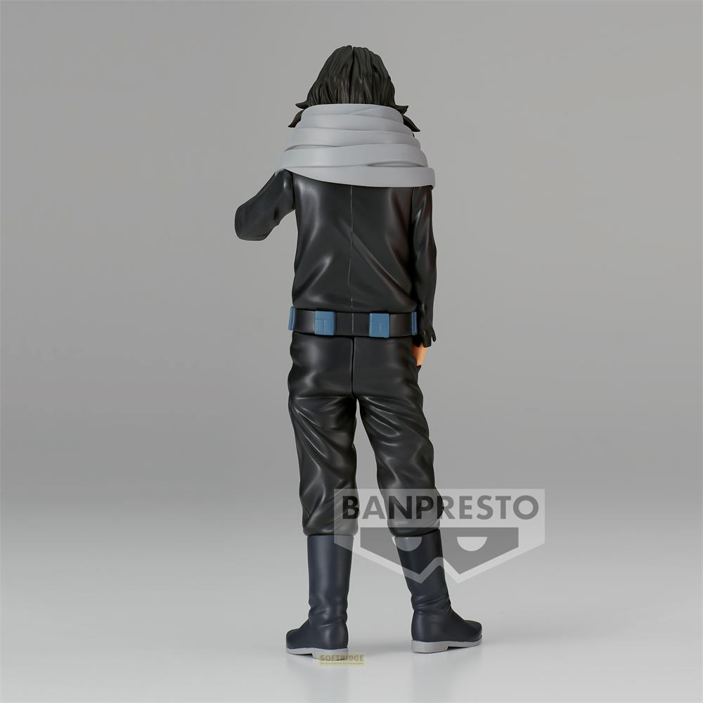 Vista trasera de una figura de acción de Shota Aizawa con ropa negra, bufanda gris y logo de Banpresto.