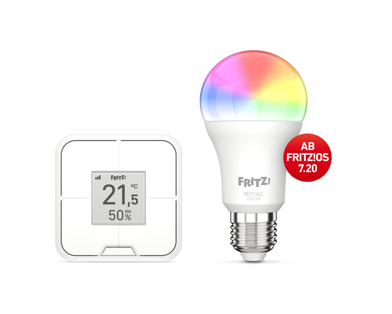 Ein weißer Fritz!-Thermostat und eine smarte Fritz!-Glühbirne mit bunten Farben auf weißem Hintergrund.