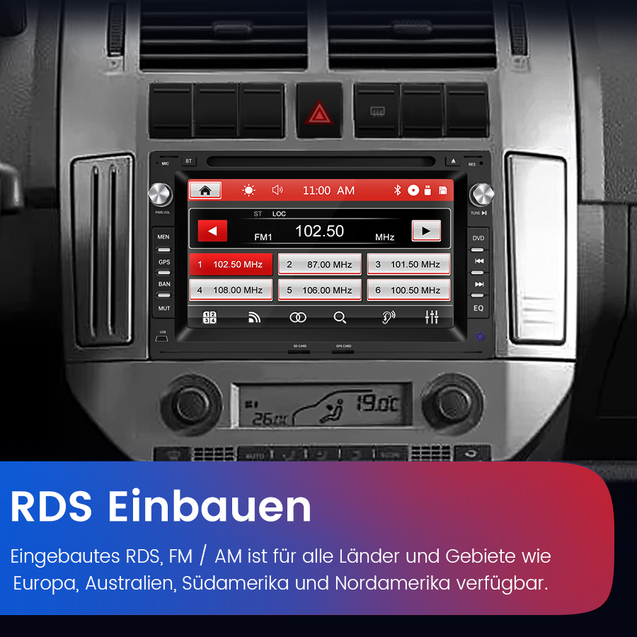 Ein Auto-Armaturenbrett mit einem digitalen Mediaplayer mit roter Benutzeroberfläche und FM-Radio 102,50 MHz.