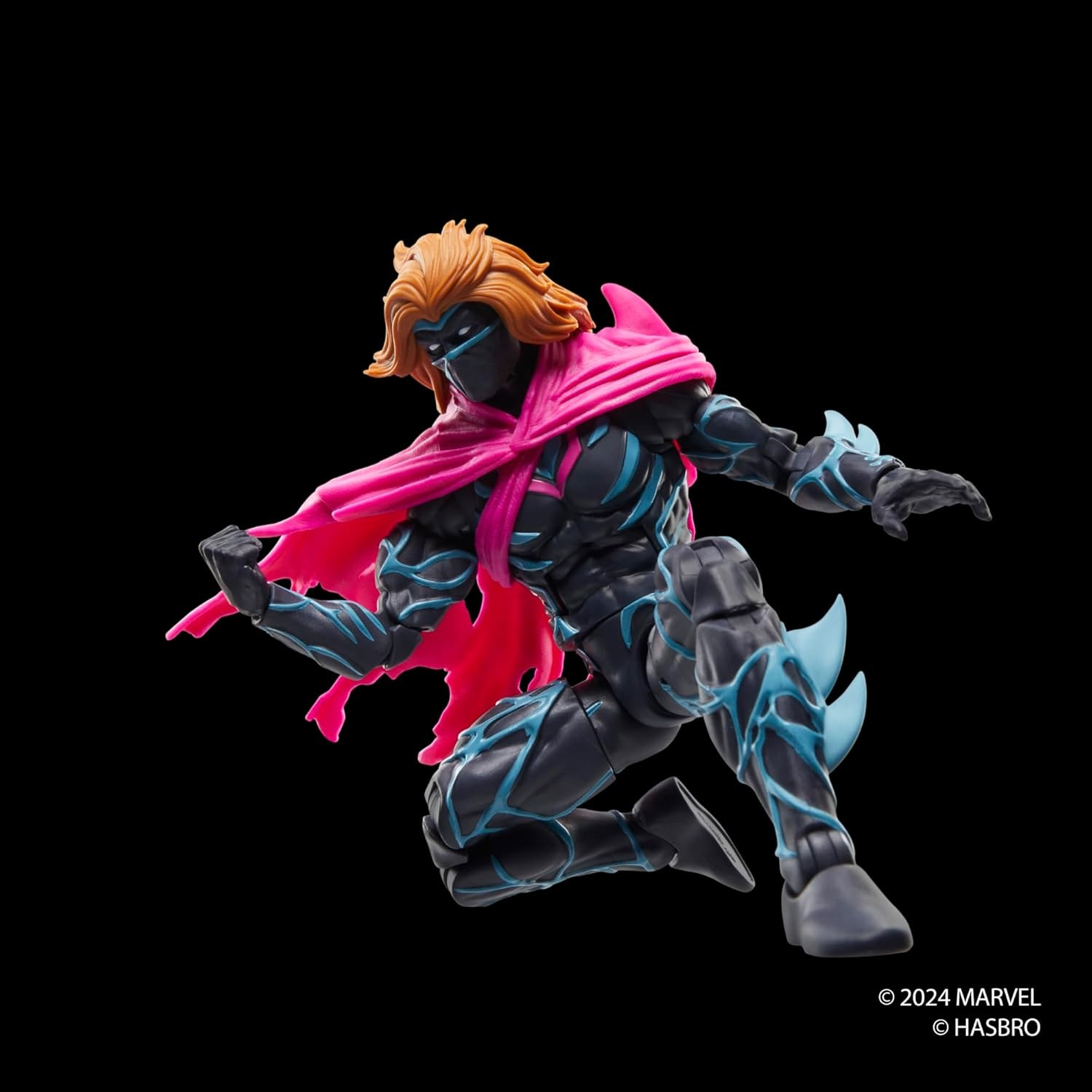 Figura de acción con traje negro y líneas azules, cabello naranja y capa rosa en una pose de rodillas.