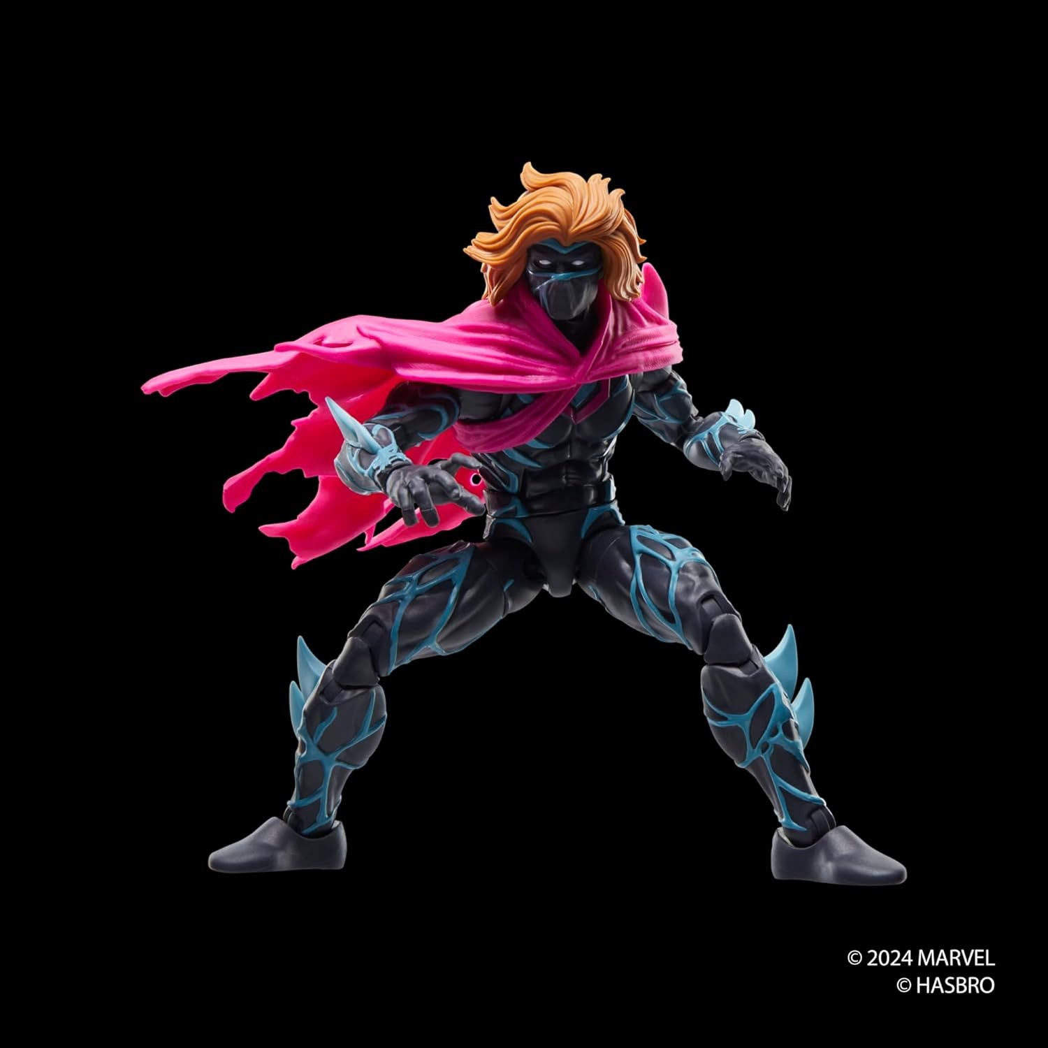Una figura de acción de un personaje negro con venas azules, pelo naranja y una capa rosa brillante sobre fondo negro.