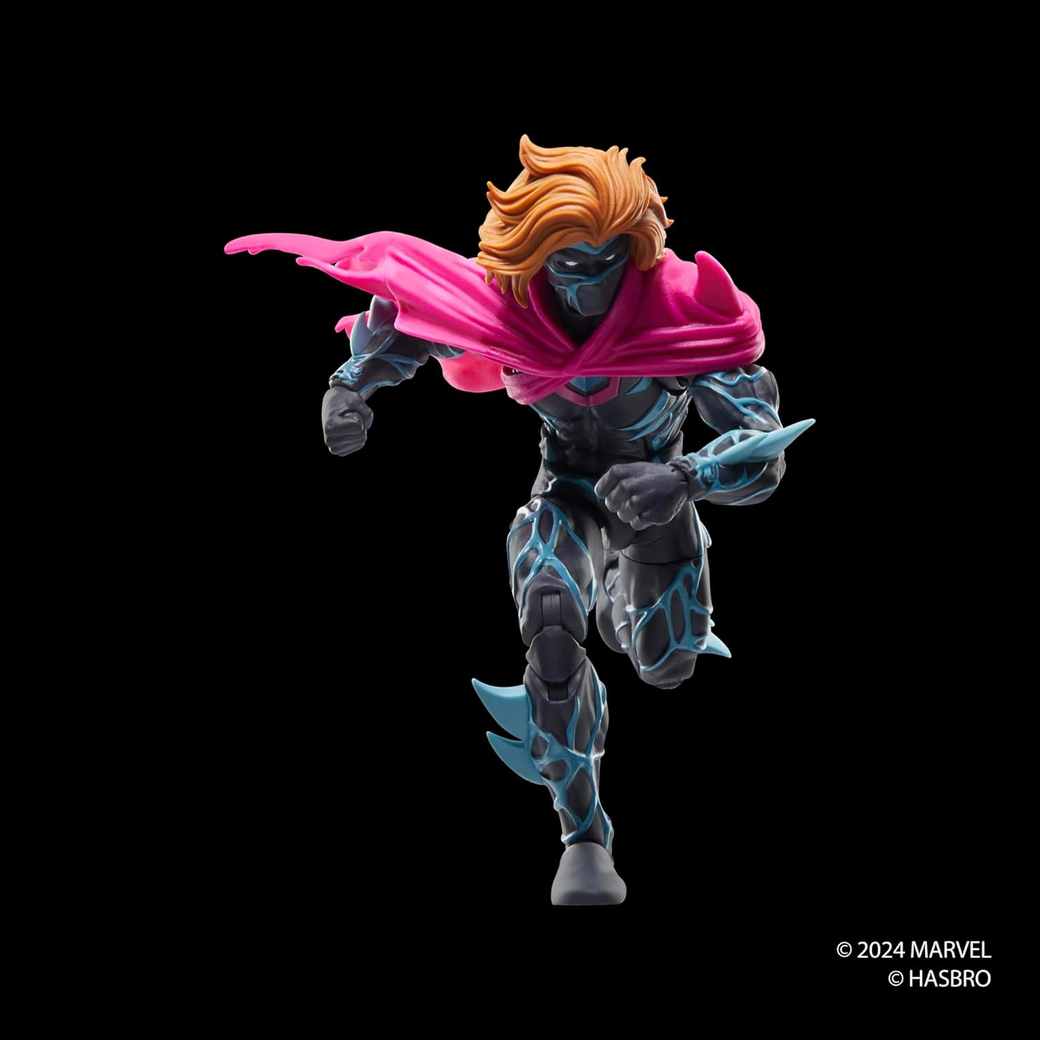 Una figura de acción con armadura oscura y detalles azules y capa rosa brillante corre sobre fondo negro.