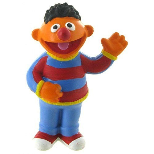 Figura de juguete de Ernie de Barrio Sésamo con jersey azul y rojo, saludando con la mano.