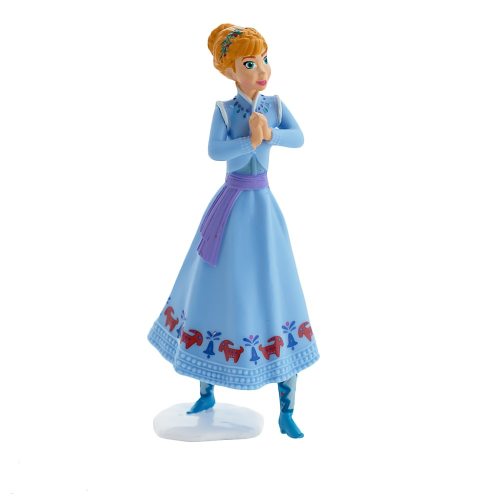 Una figura de Anna de Frozen con vestido azul claro y patrones rojos, sobre base blanca y fondo blanco.