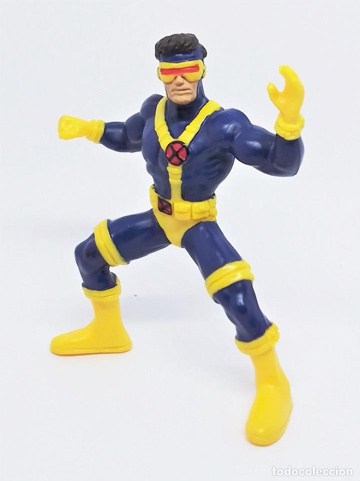 Una figura de acción de Cíclope de plástico con traje azul y amarillo sobre fondo blanco.