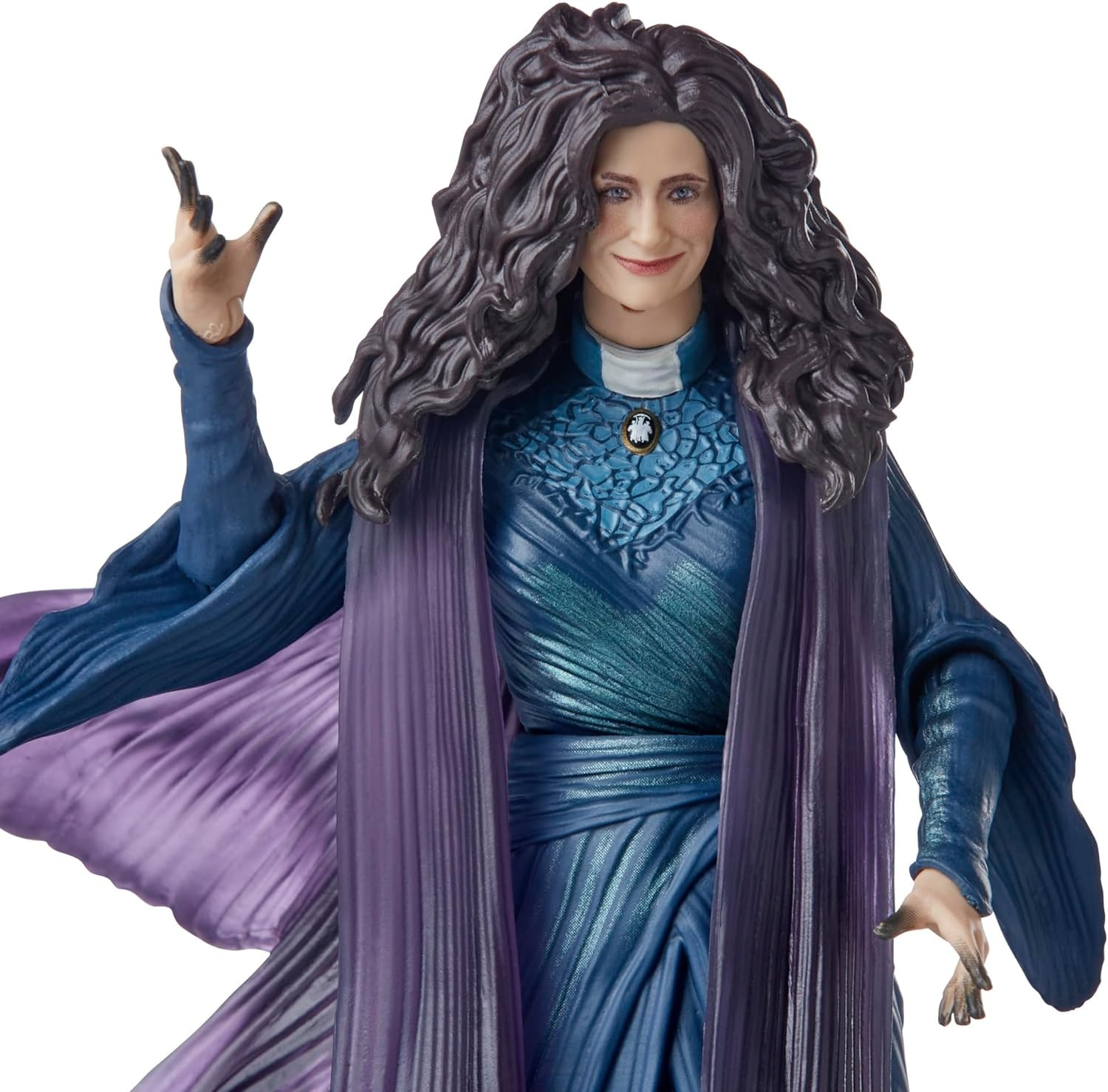 Una figura de acción de Agatha Harkness con largo cabello oscuro, vestido azul y capa morada, lanzando un hechizo.