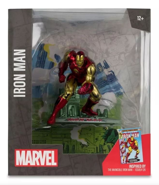 Una figura de acción de Iron Man en su caja original de Marvel, posando sobre una base temática.
