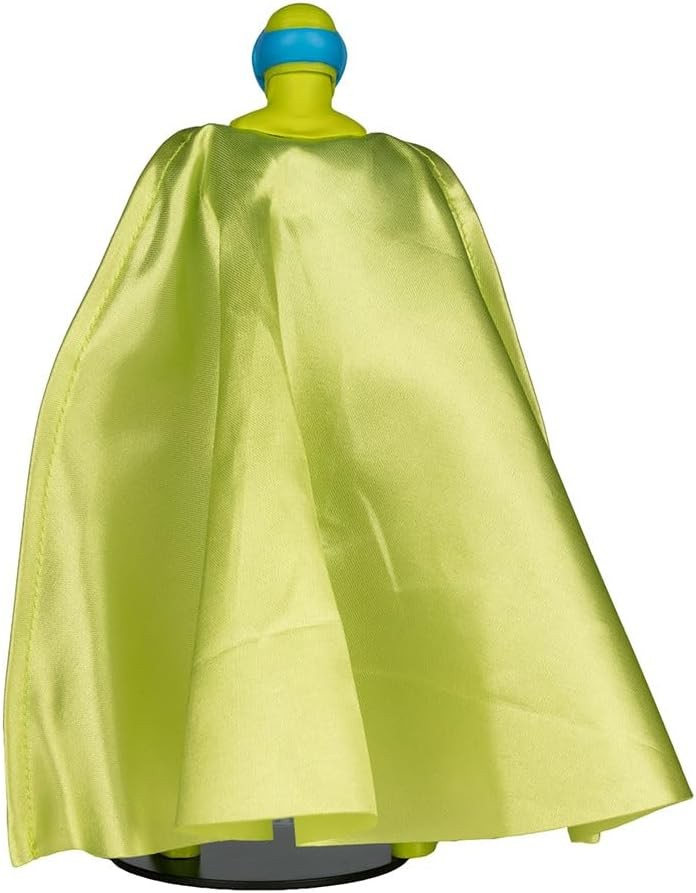 Una figura verde con una cinta azul en la cabeza lleva una capa larga verde amarillenta.