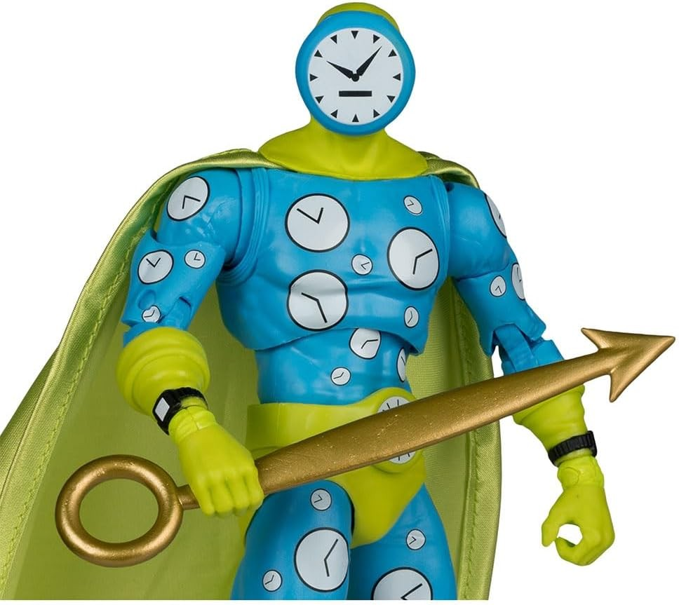 Figura de acción azul y amarilla con relojes en la cabeza y el traje, sosteniendo un bastón dorado circular.