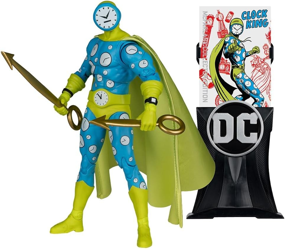 Figura de acción de Clock King con traje azul de relojes, capa amarilla y bastón, junto a un soporte de DC.