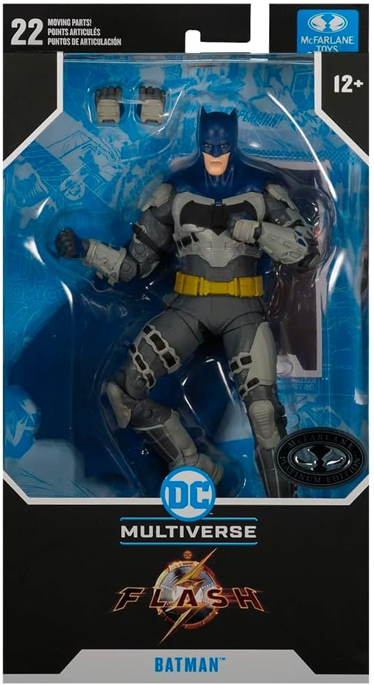 Figura de acción de Batman de DC Multiverse en caja con manos y armadura intercambiables.