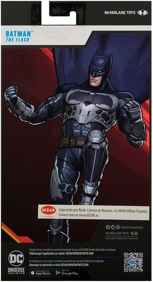 Figura de acción de Batman con traje blindado sobre fondo rojo en un empaque de McFarlane Toys.