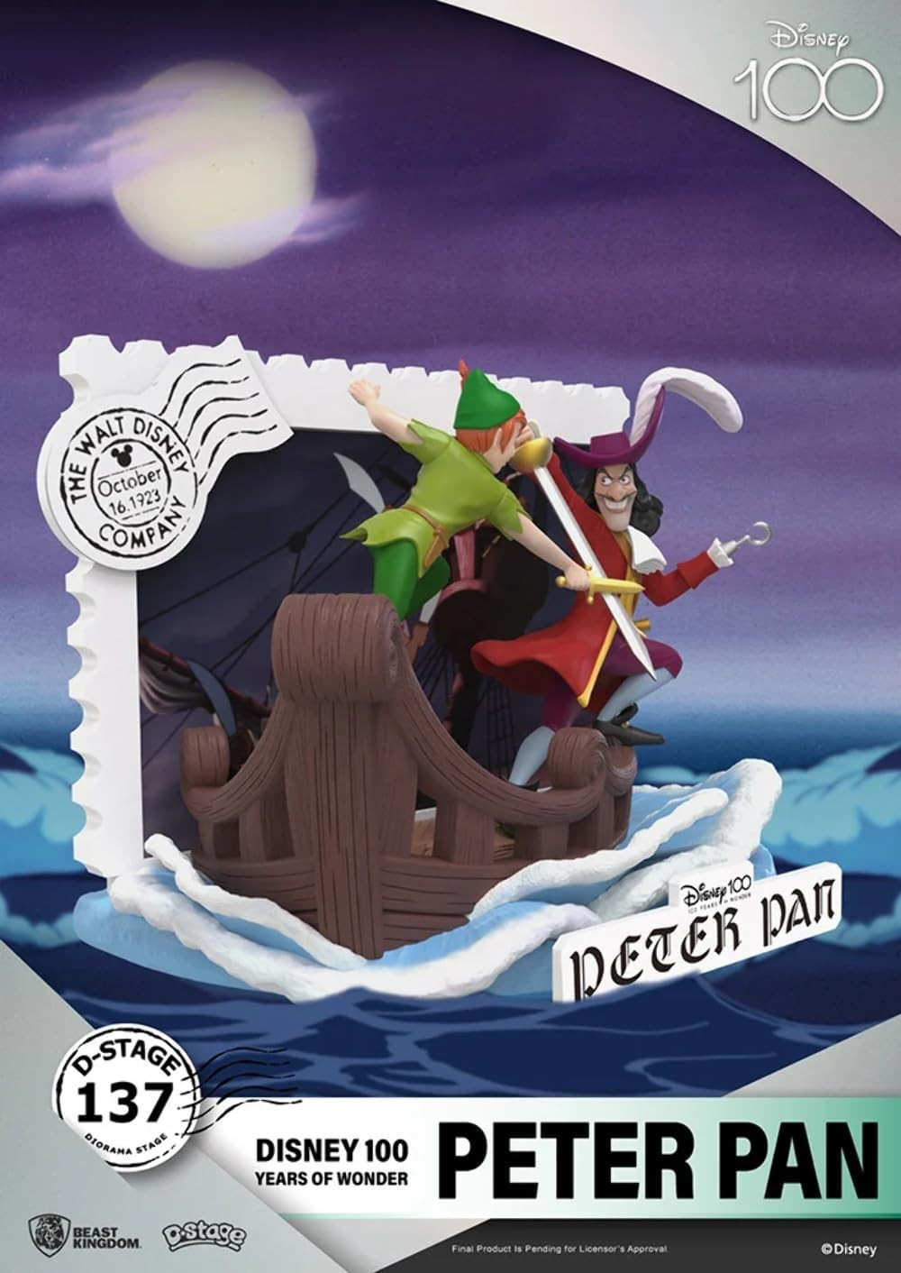 Peter Pan y el Capitán Garfio luchan en un barco pirata en una estatua de diorama de Disney 100.