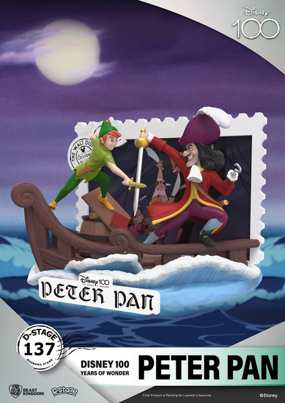 Peter Pan y el Capitán Garfio luchan con espadas en un modelo de barco contra un cielo nocturno morado.