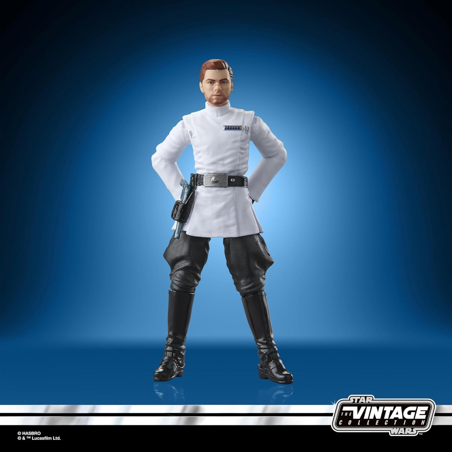Una figura de acción con uniforme de oficial blanco y botas negras sobre fondo azul.