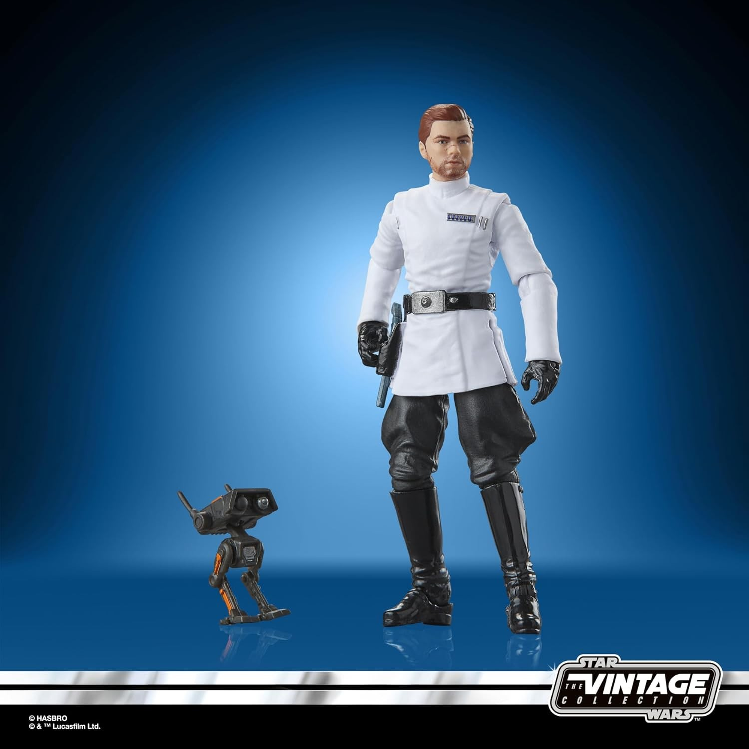 Una figura de acción con uniforme blanco, pantalones y botas negras junto a un pequeño droide sobre fondo azul.