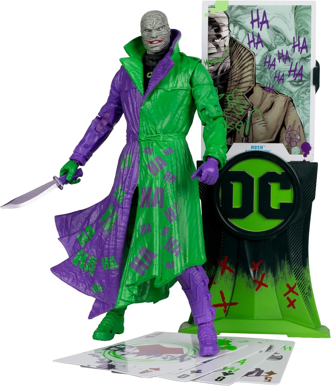 Figura de acción con abrigo verde y morado con cuchillo, soporte DC y cartas.