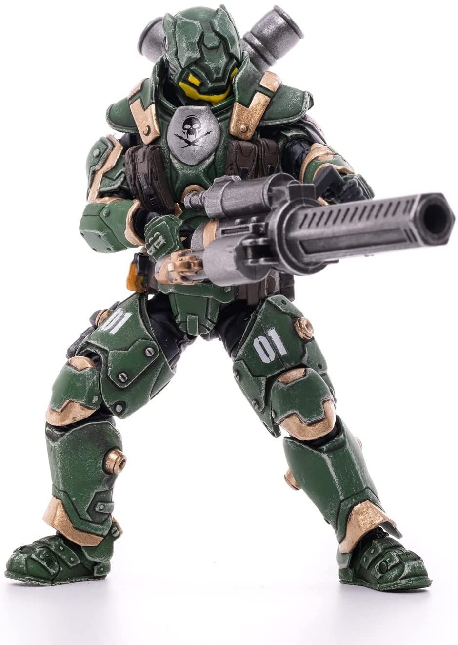 Una figura de acción de ciencia ficción verde con armadura y emblema de calavera sostiene un arma grande.
