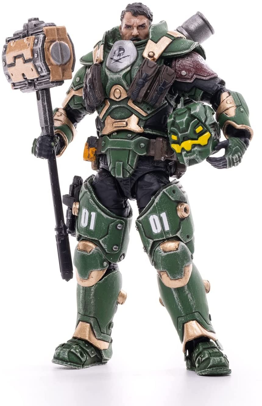 Figura de acción con armadura verde, sosteniendo un gran martillo y un casco con visera amarilla.