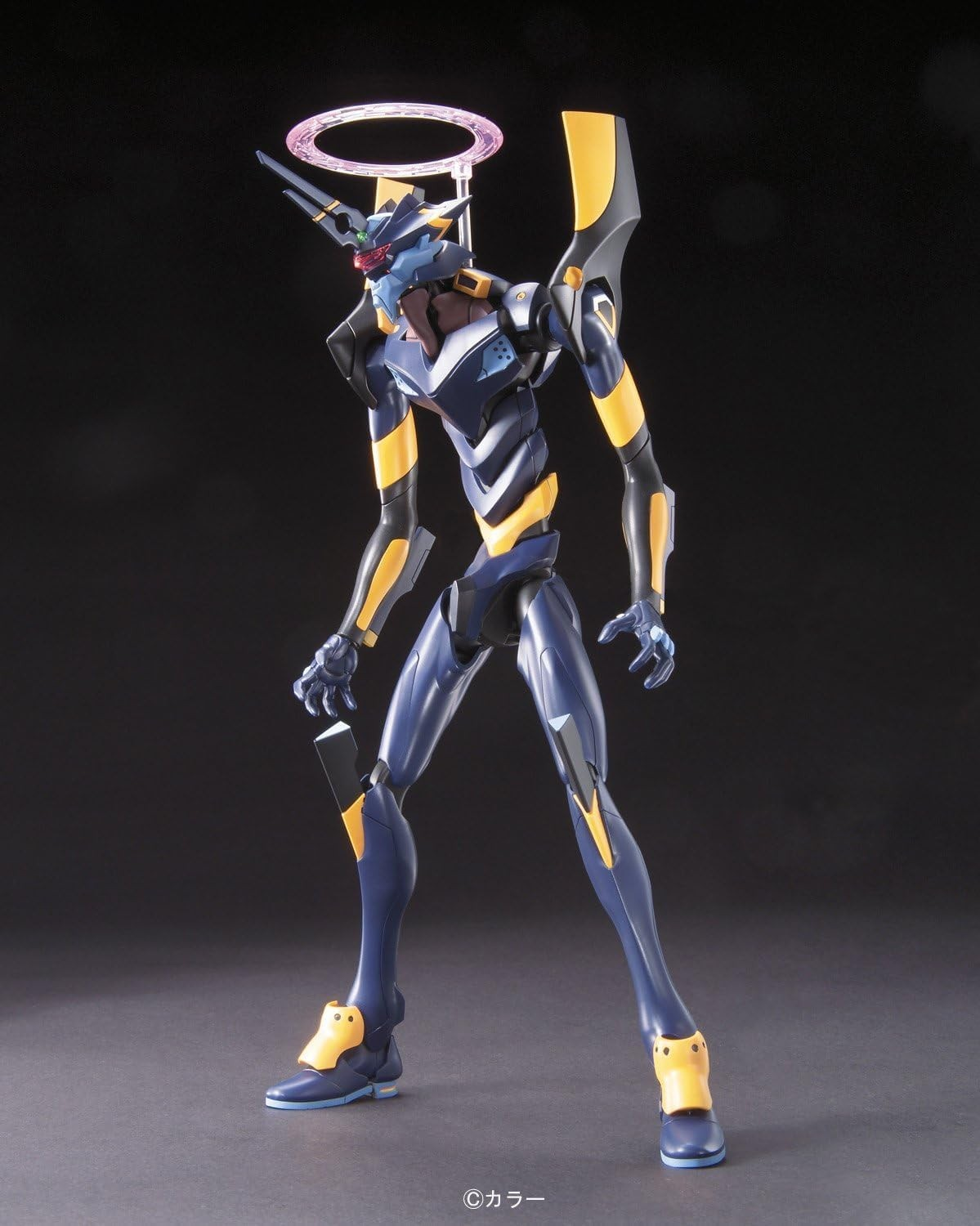 Figura de acción de Evangelion azul y amarilla con un anillo brillante sobre su cabeza en fondo oscuro.