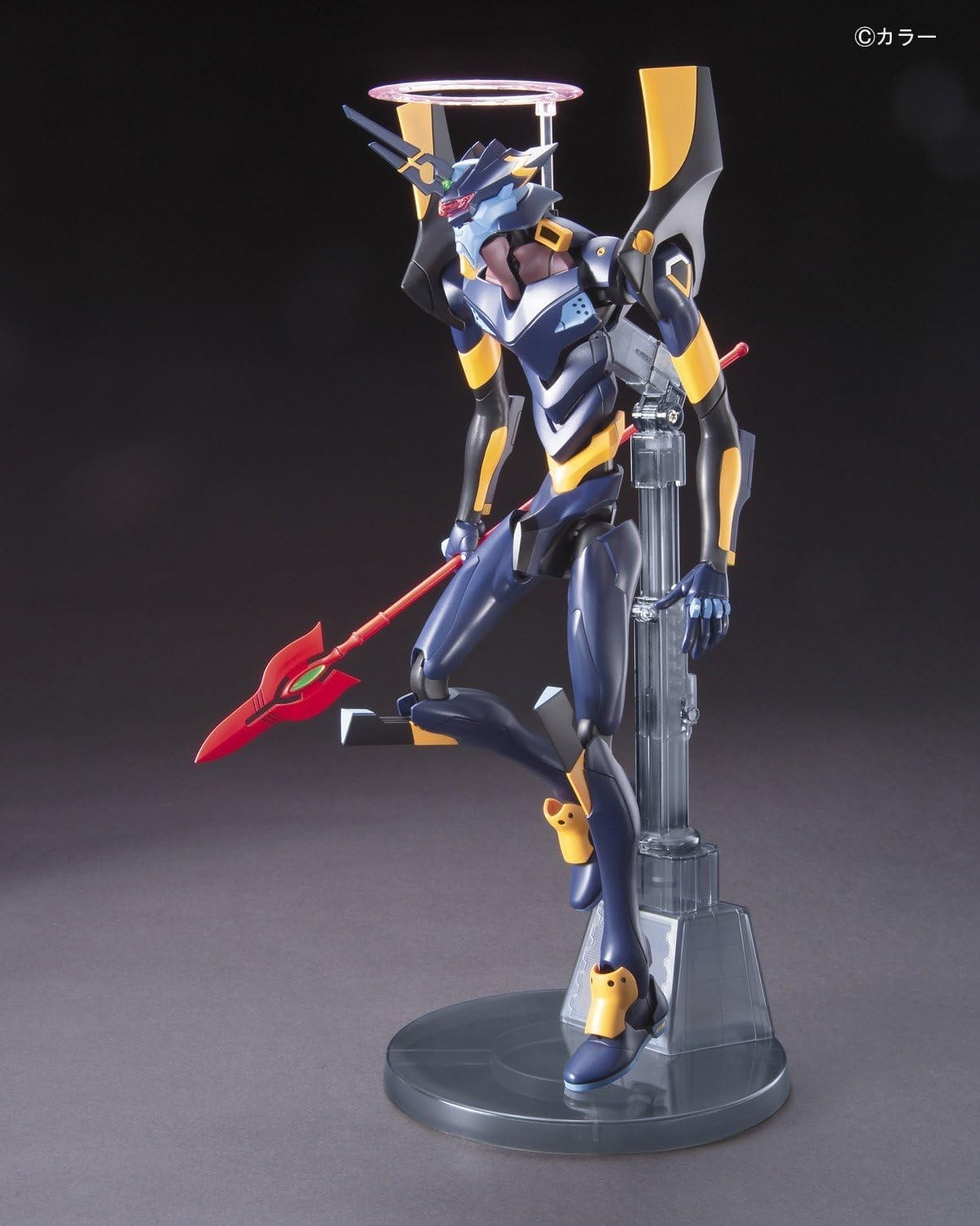 Una figura de acción Evangelion azul y negra con detalles amarillos, un halo y una lanza roja en soporte.