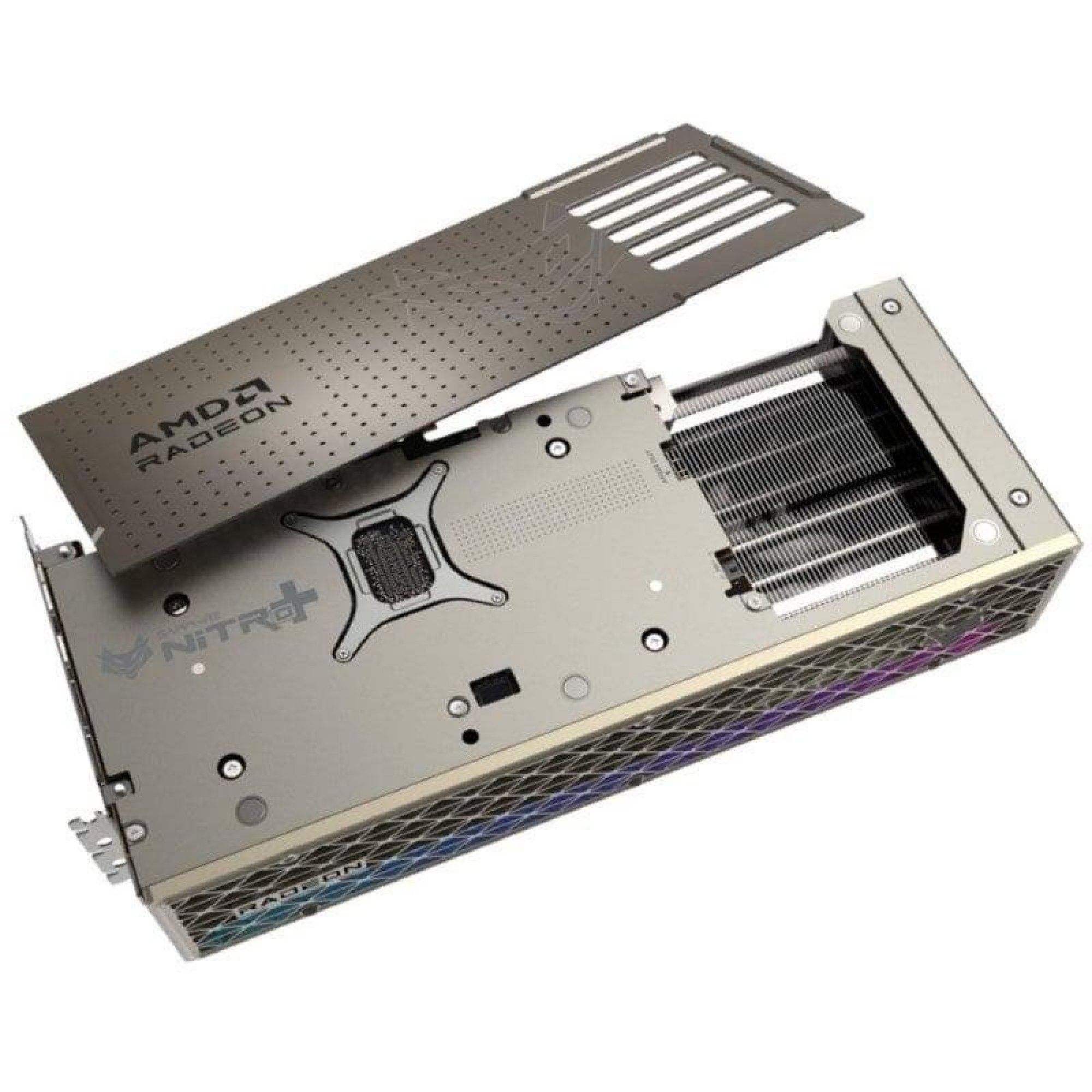 Eine graue Sapphire Nitro+ AMD Radeon Grafikkarte mit abgenommener Backplate vor weißem Hintergrund.