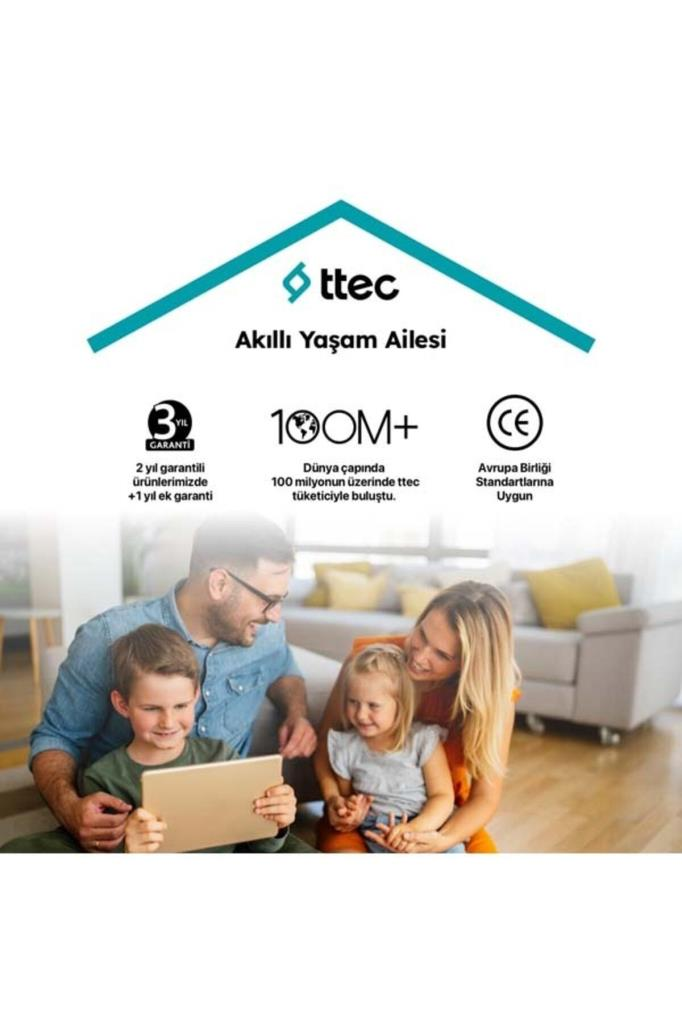 Bir oturma odasında ahşap zeminde oturan ve birlikte bir tablete bakan dört kişilik mutlu bir aile.