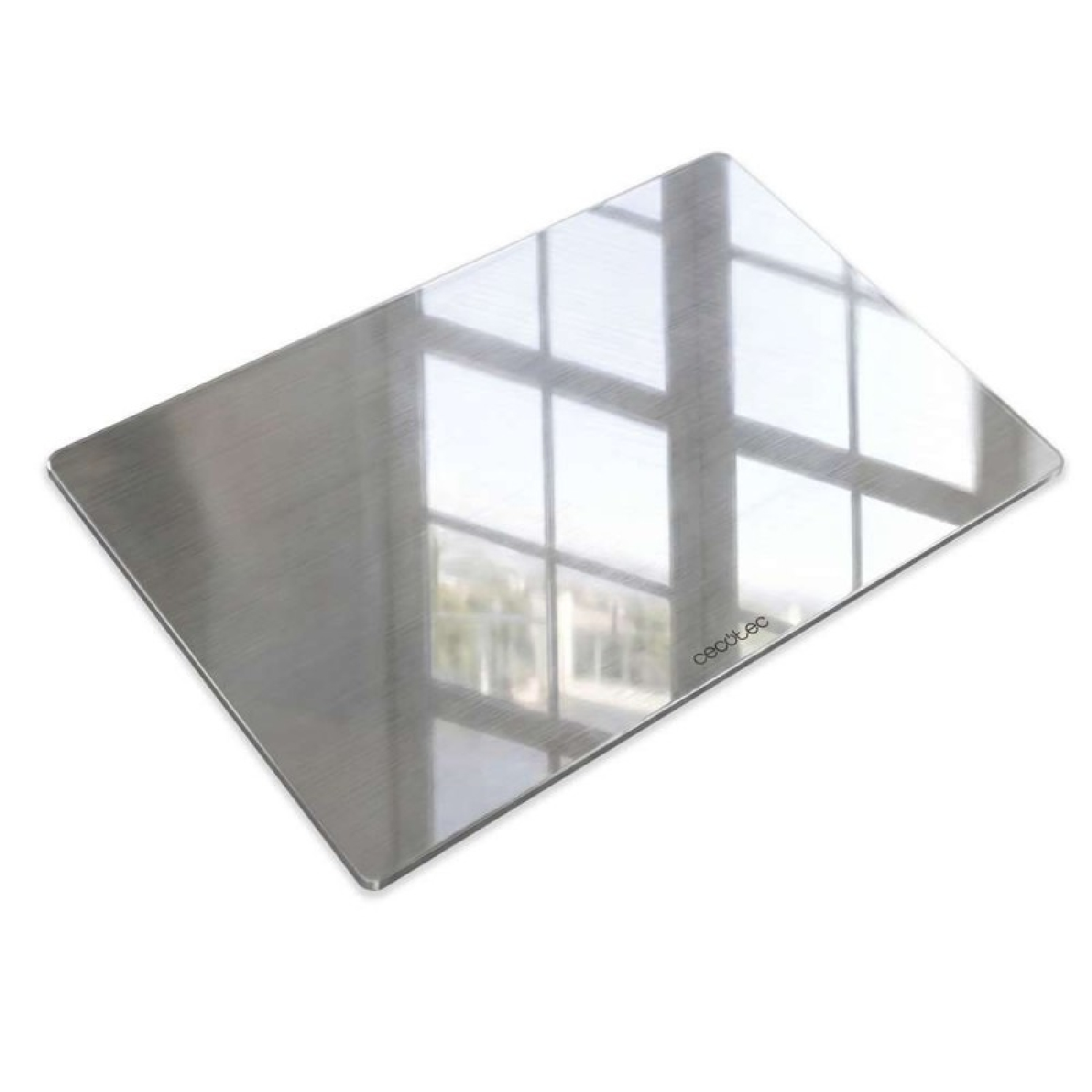 Una placa de acero inoxidable rectangular y brillante con el reflejo de una ventana.