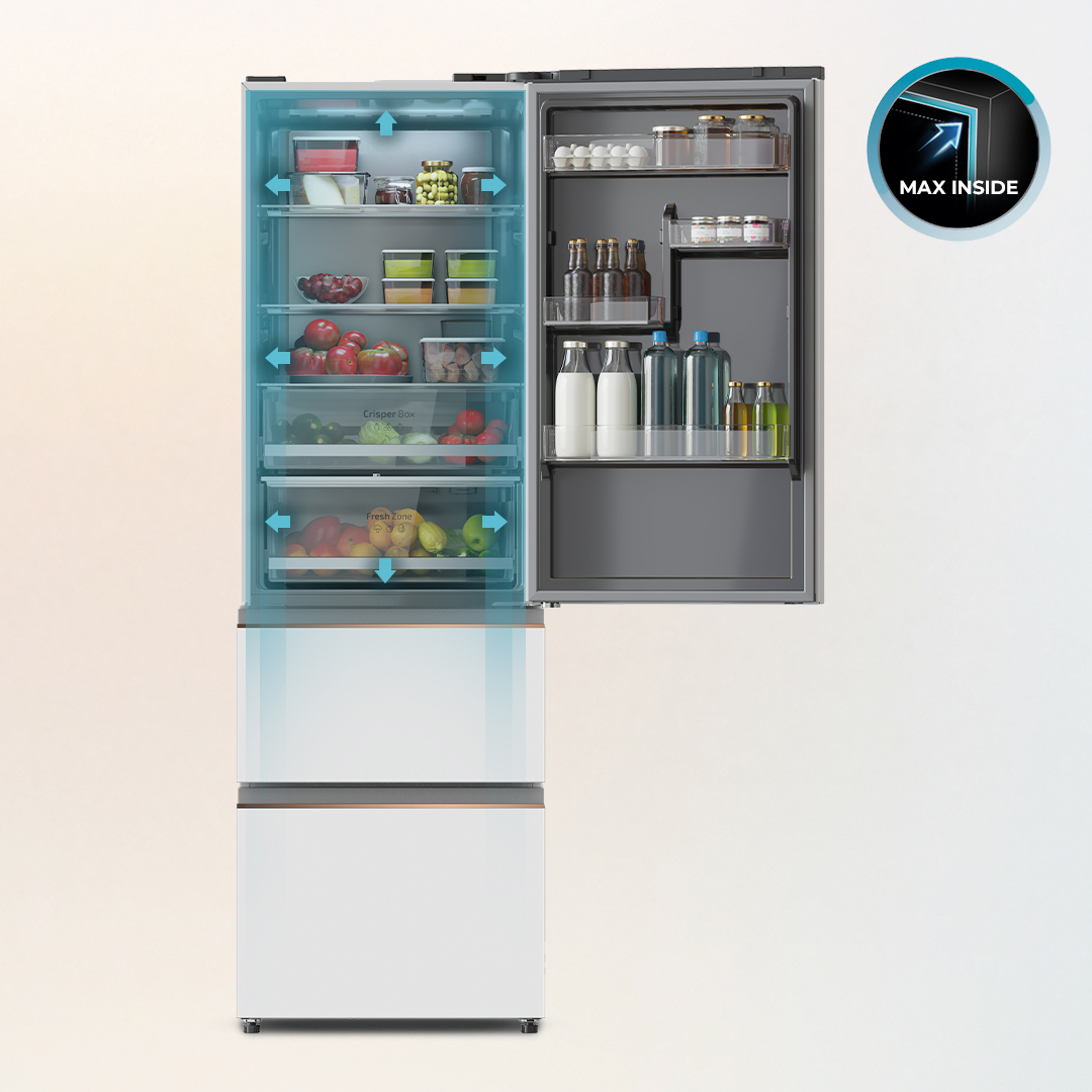 Frigorífico abierto con interior iluminado y estantes llenos, al lado una pegatina redonda con el texto Max Inside.