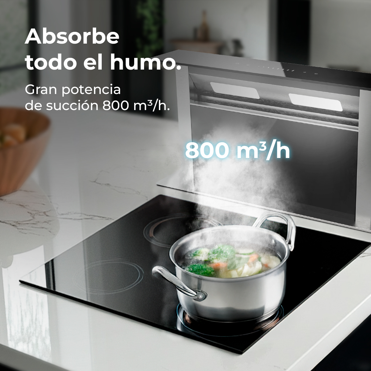 Olla con verduras hirviendo en una placa con campana extractora.