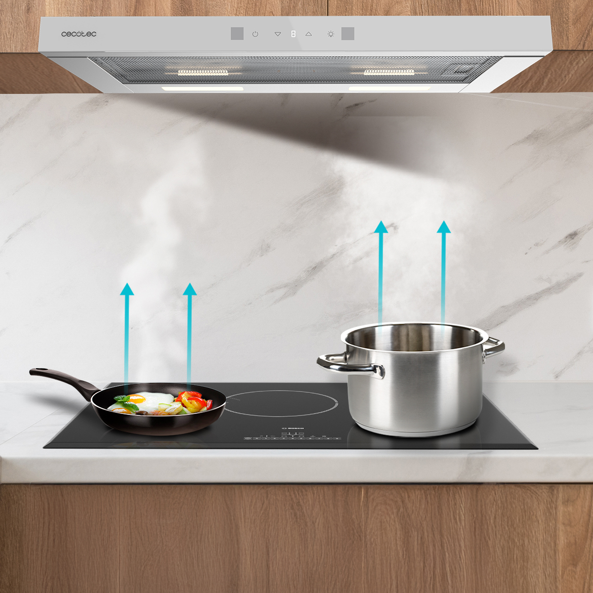Campana extractora sobre una placa con sartén y olla, el vapor ascendente se indica con flechas azules.