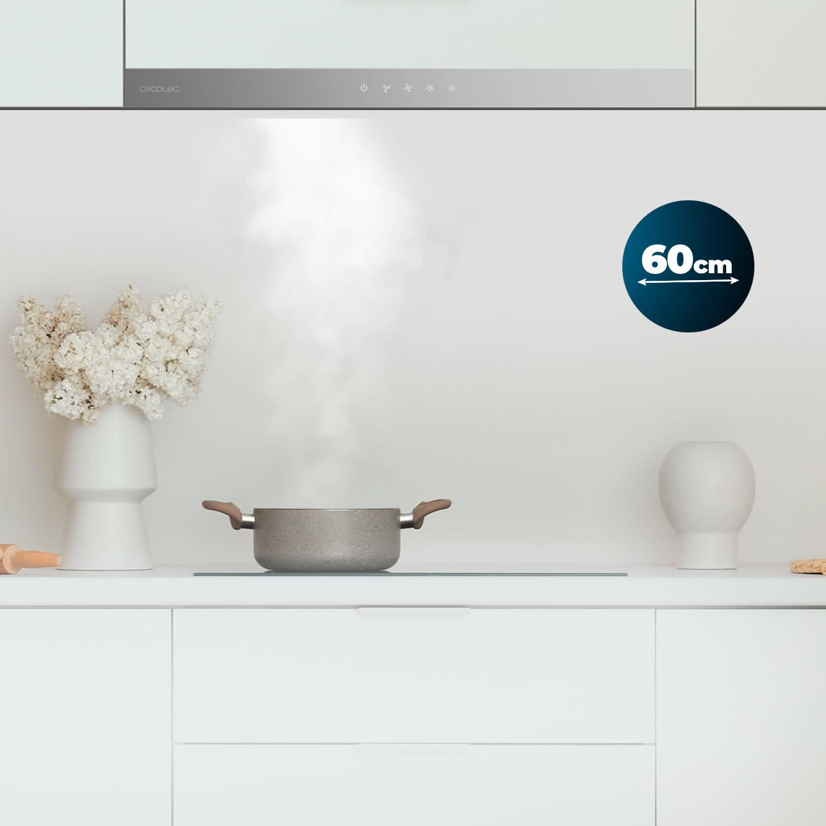 Una olla en una cocina blanca con vapor saliendo.