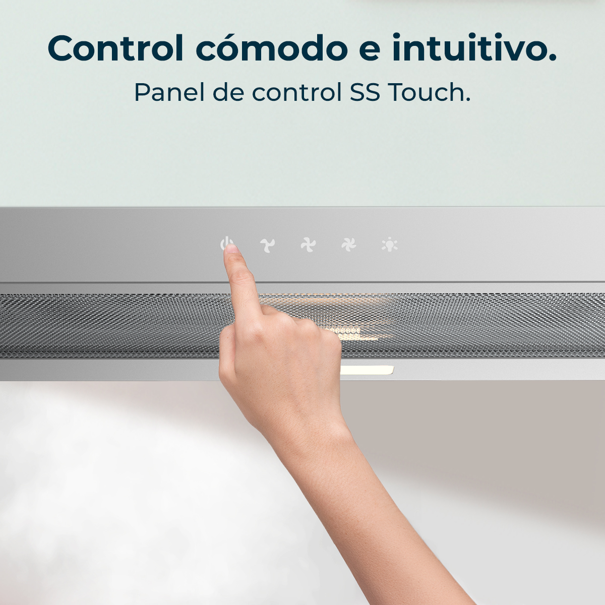 Una mano tocando el panel de control táctil de una campana extractora plateada.