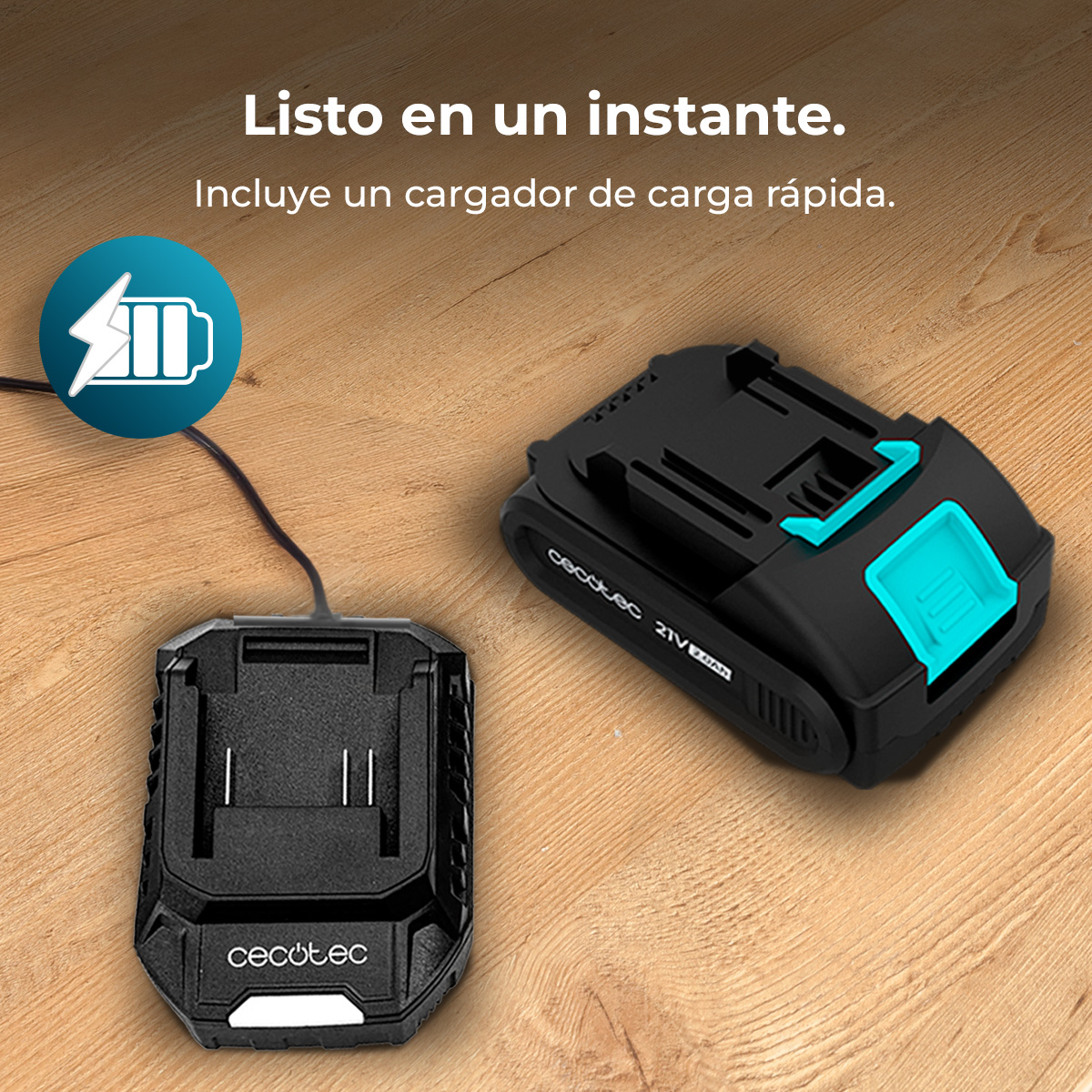 Cargador y batería Cecotec sobre superficie de madera con texto arriba.