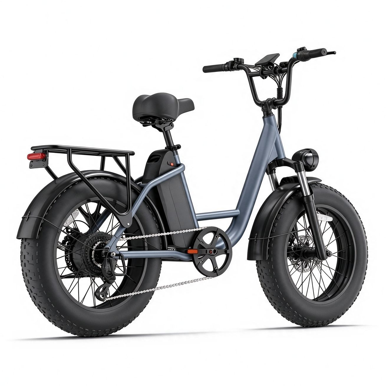 Una bicicleta eléctrica gris con neumáticos gruesos, portaequipajes, faro delantero y asiento negro sobre fondo blanco.