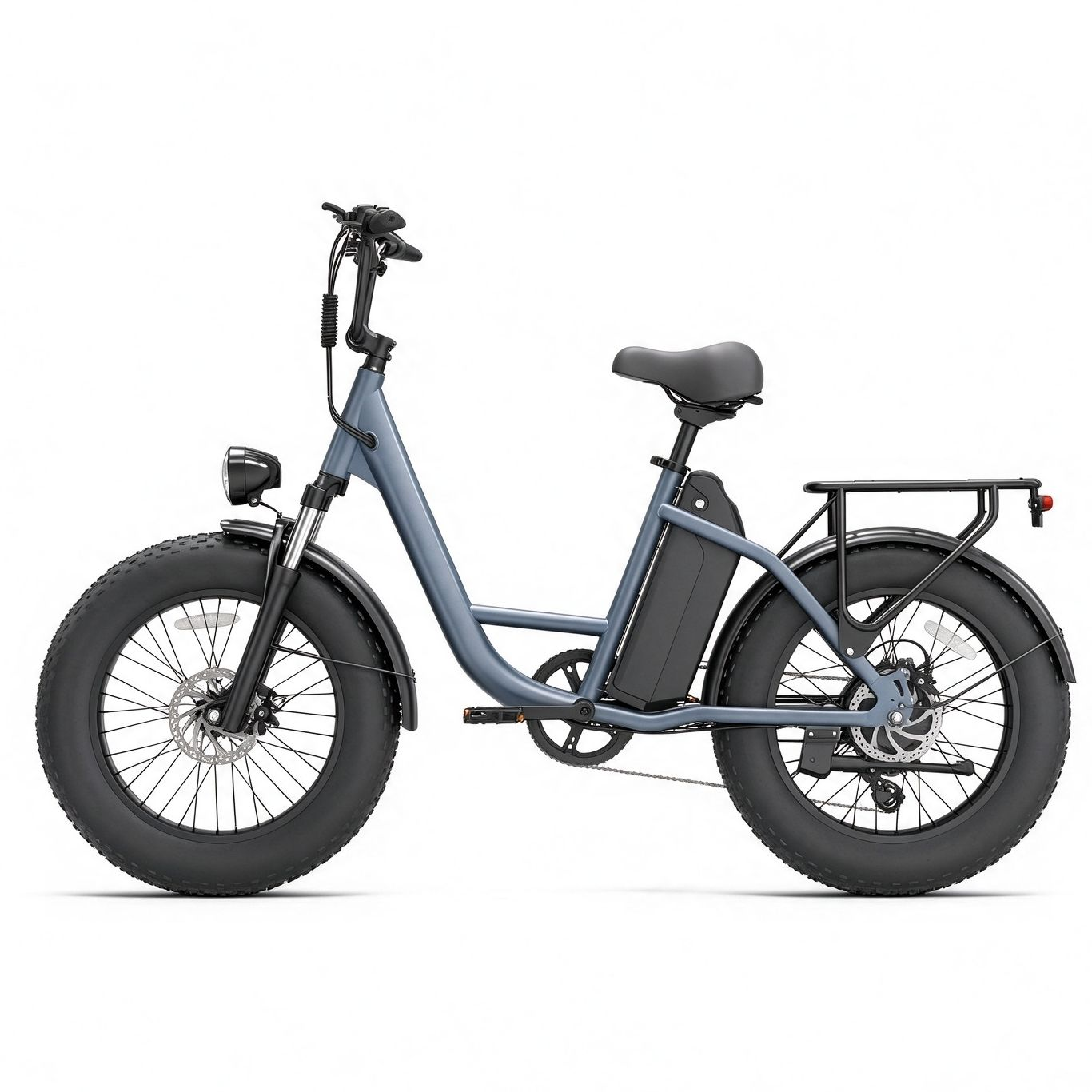 Una bicicleta eléctrica gris con neumáticos gruesos, parrilla trasera y batería integrada sobre fondo blanco.
