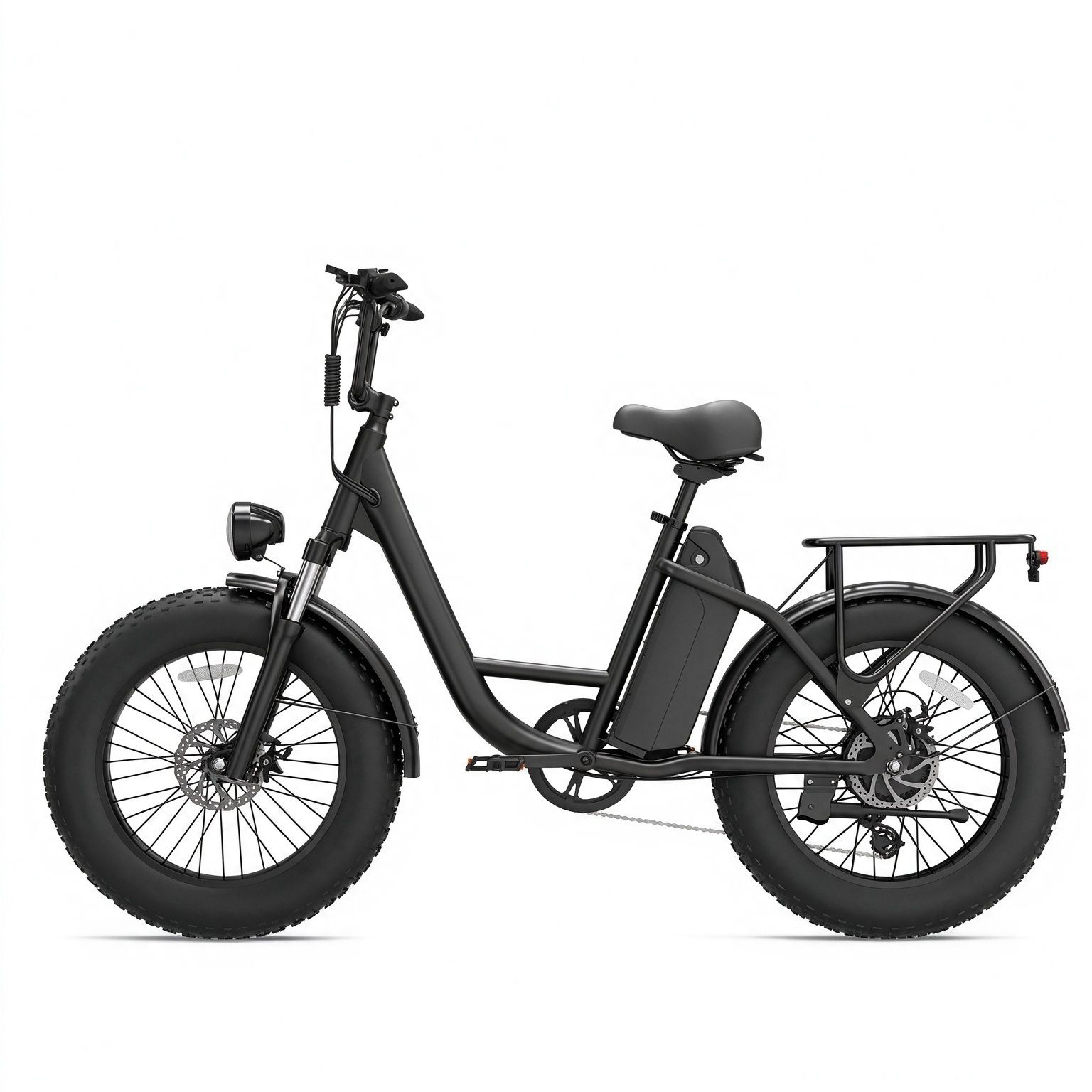 Una bicicleta eléctrica negra con neumáticos anchos, parrilla trasera y batería integrada sobre fondo blanco.