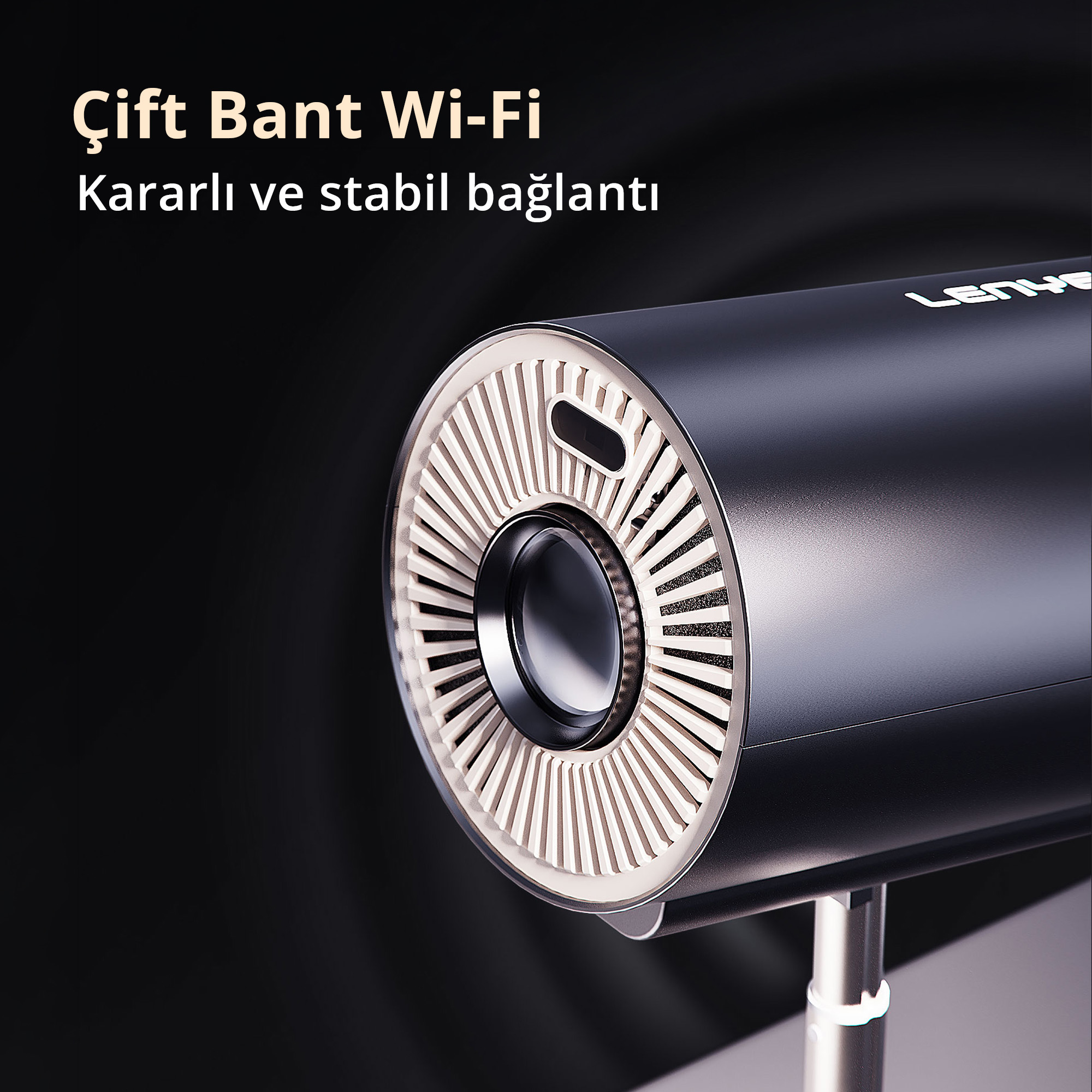 Siyah arka planda, kararlı çift bant Wi-Fi hakkında Türkçe metin içeren metal ayaklı siyah projektör.