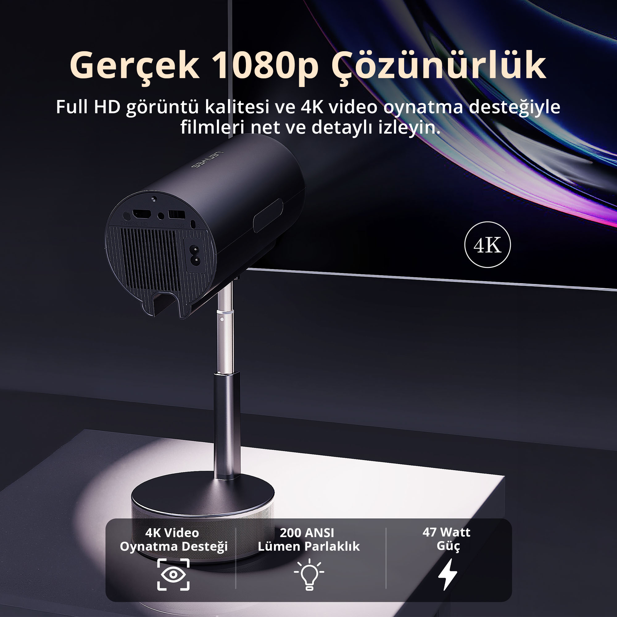 Türkçe metin içeren ekran önünde stant üzerinde siyah projektör.