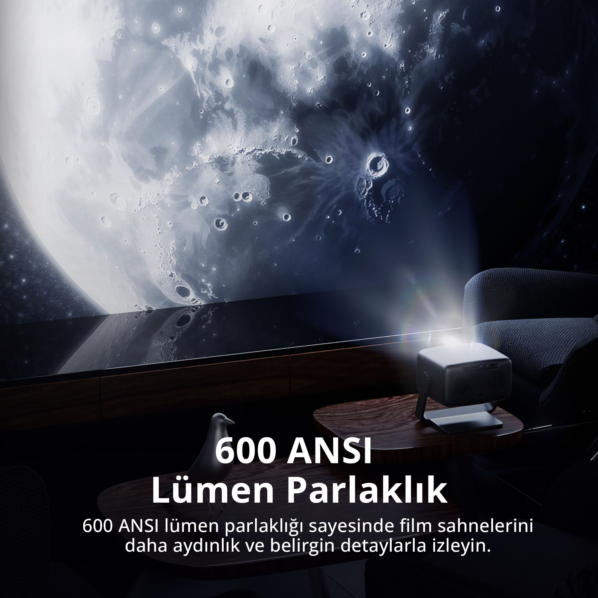 Bir projektör oturma odasındaki karanlık duvara ay yüzeyini yansıtıyor.