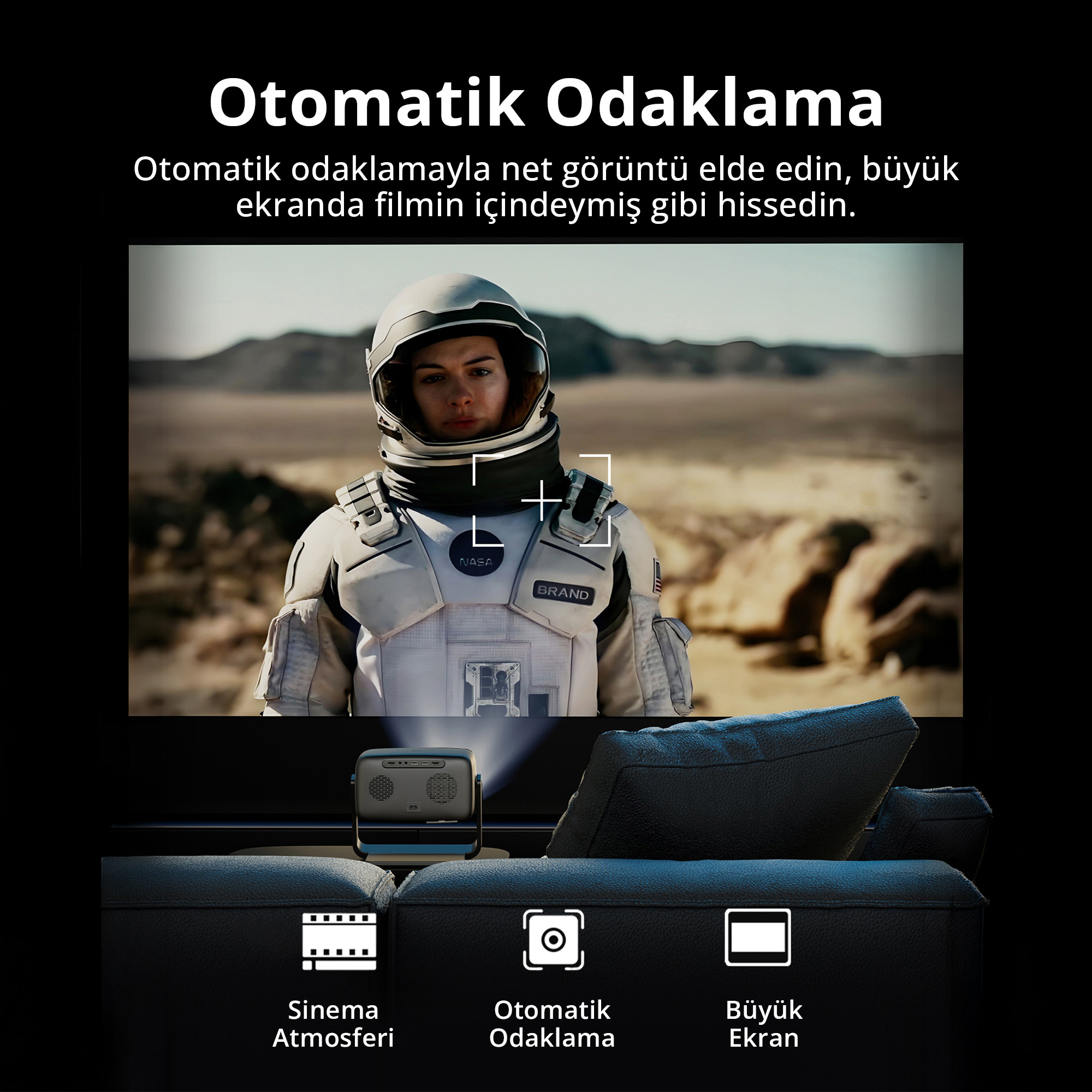 Projektör, ekranda odaklanmış bir hedef ile filmdeki bir astronotun görüntüsünü yansıtıyor.