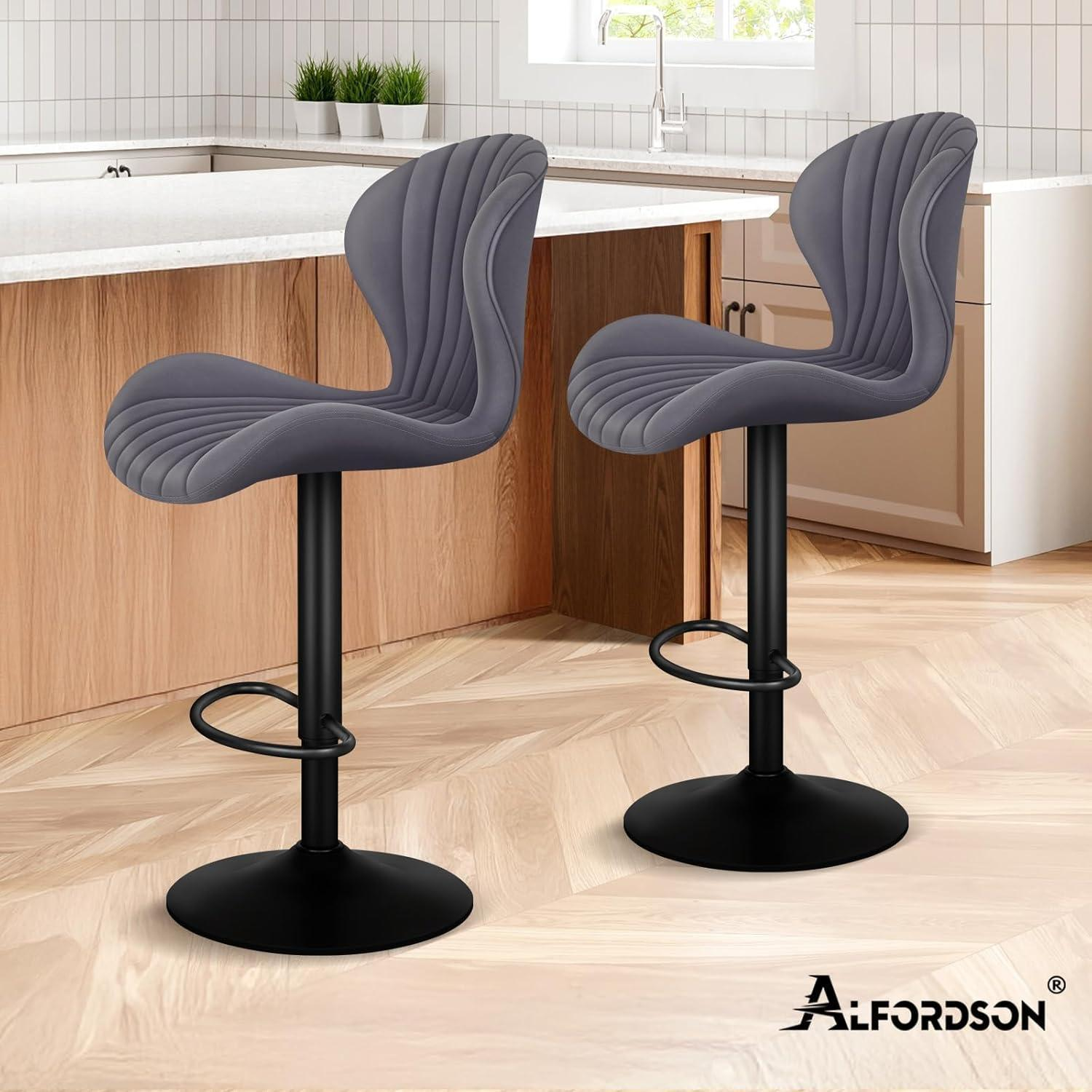 Due sgabelli da bar grigi con base in metallo nero in una cucina moderna con mobili in legno.