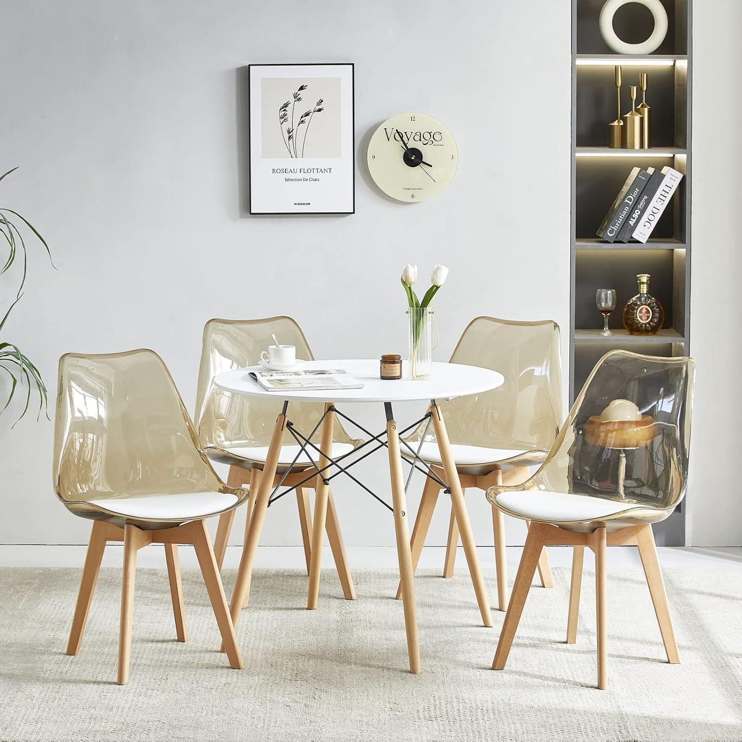 Tavolo da pranzo moderno con sedute bianche, sedie in plastica trasparente e gambe in legno.