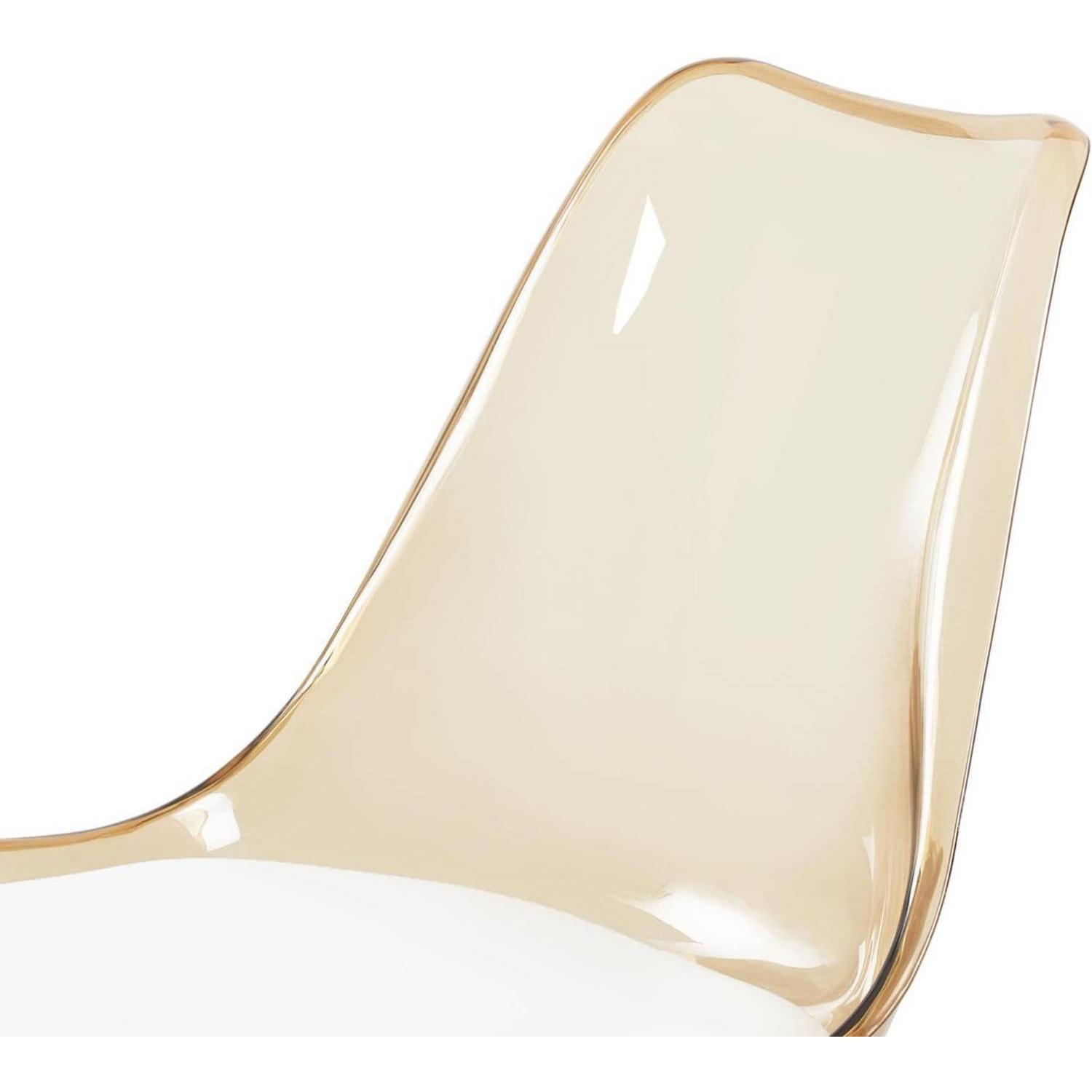 Primo piano dello schienale leggermente curvo di una sedia in plastica trasparente color ambra.