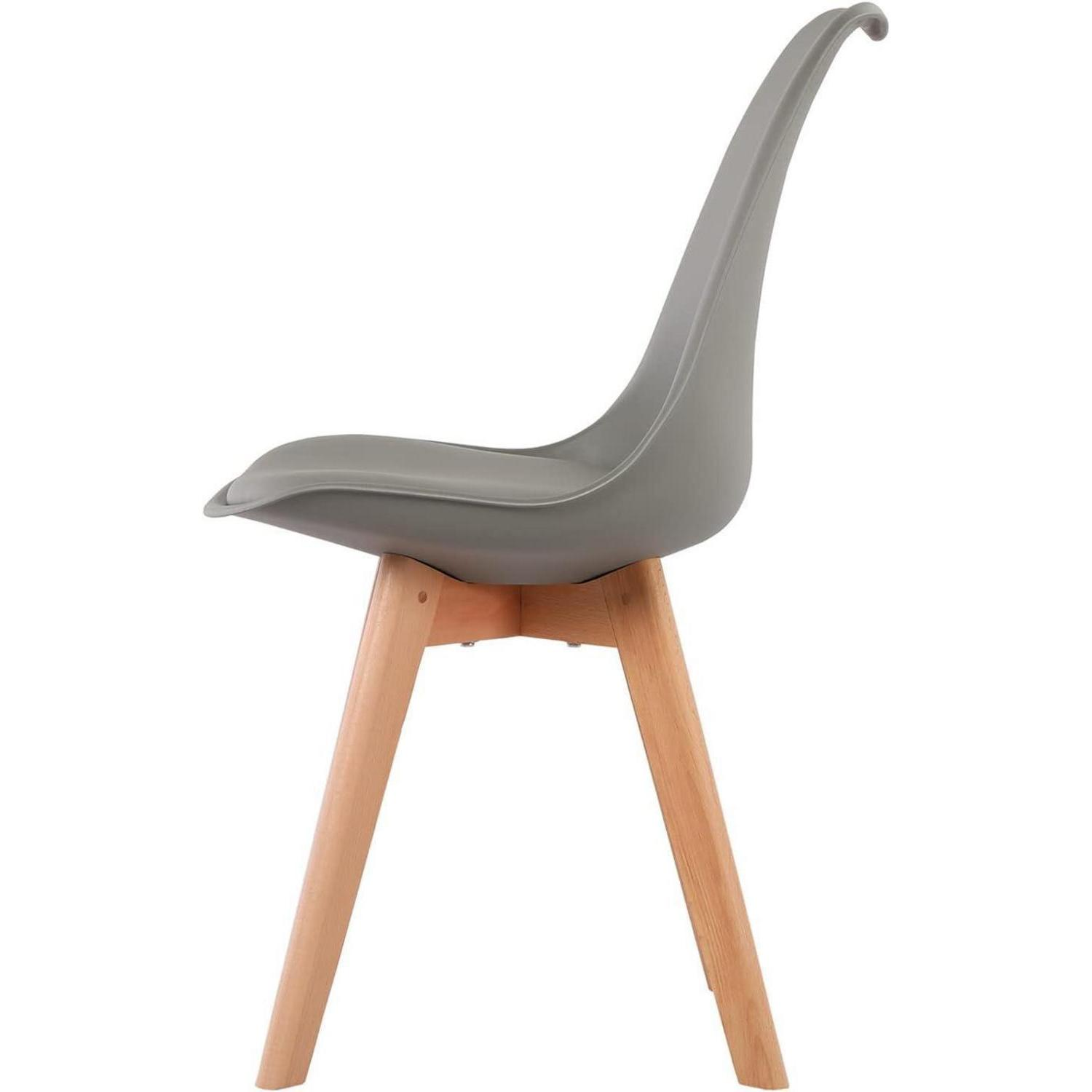 Una sedia in plastica grigia con gambe in legno vista di lato su sfondo bianco.
