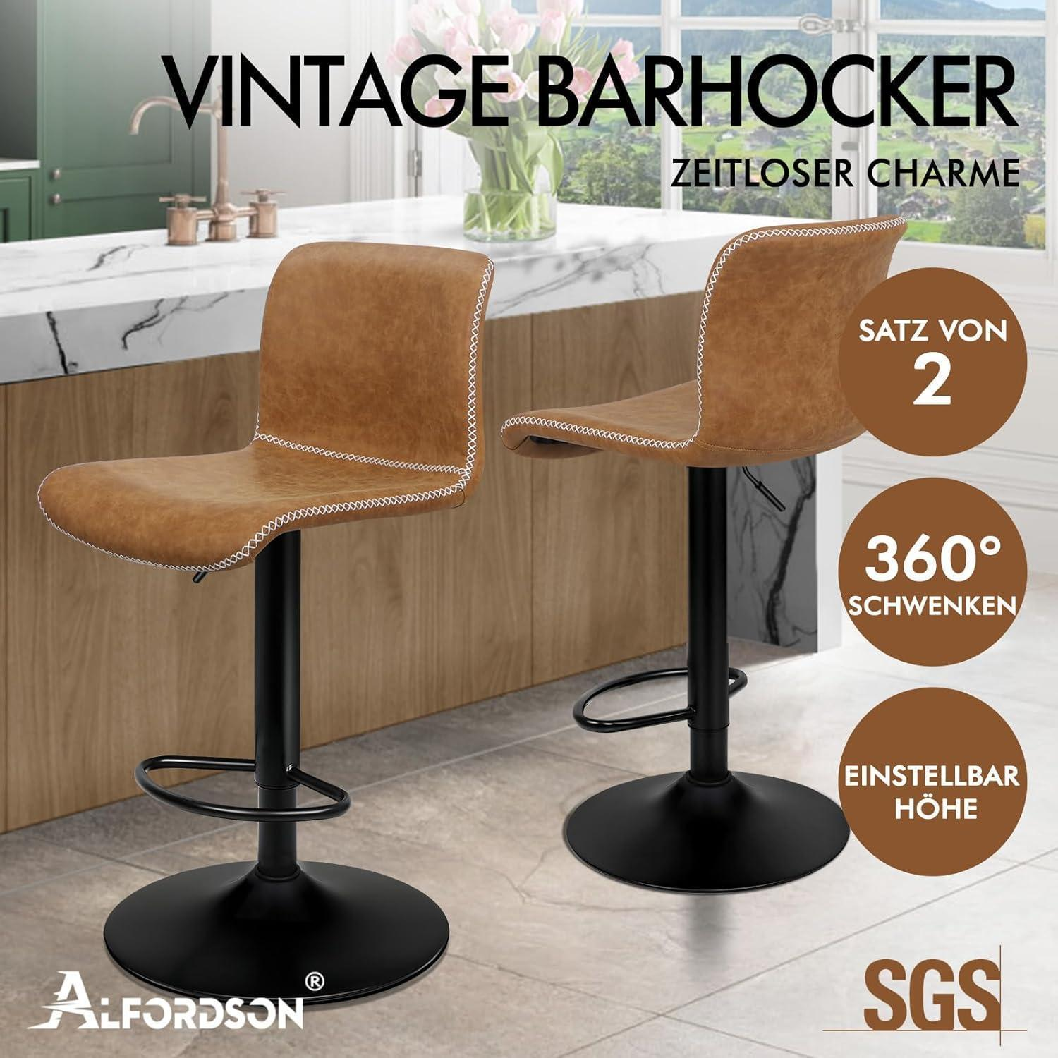 Due sgabelli da bar vintage marroni con gambe in metallo nero in una cucina moderna con testo.