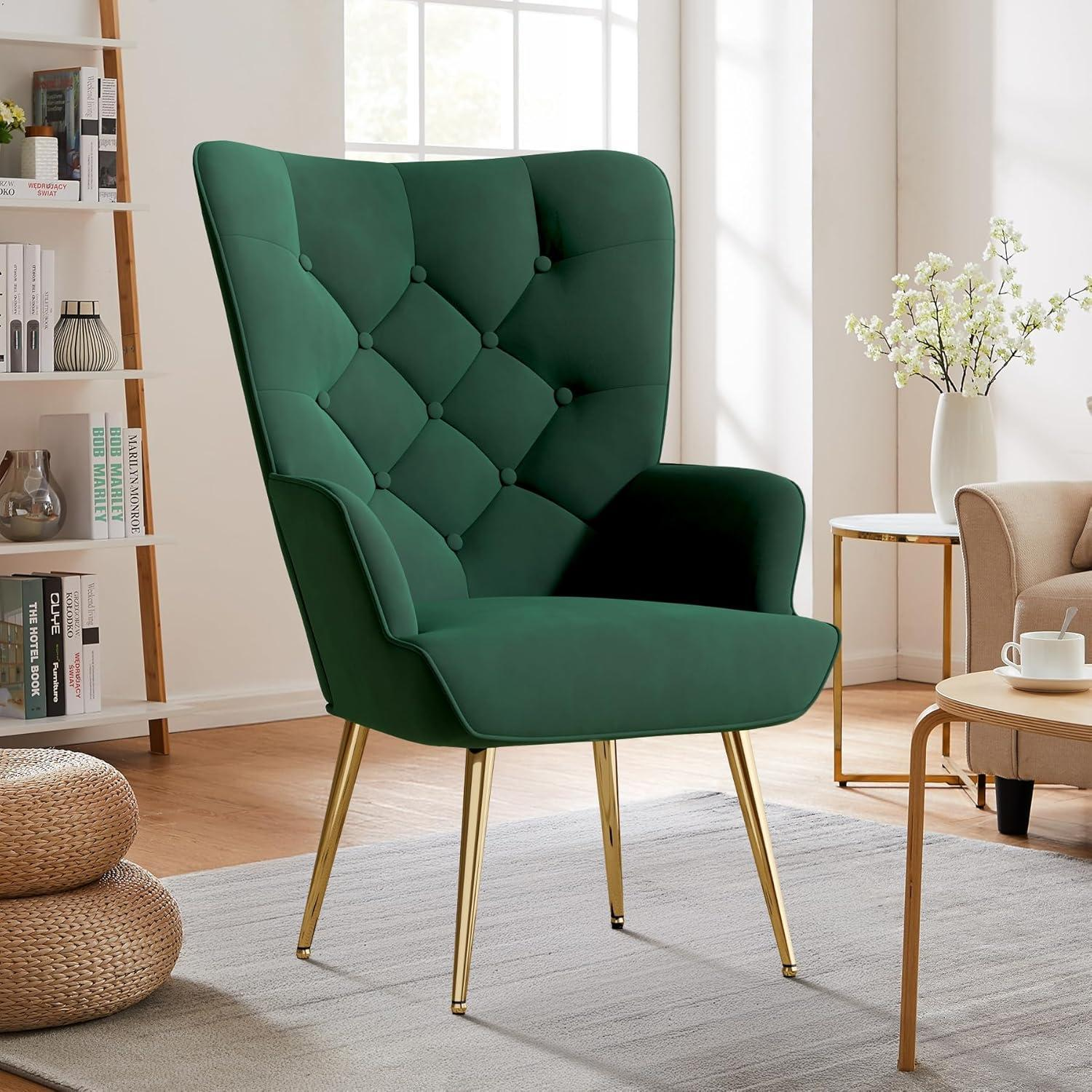 Una poltrona in velluto verde scuro con schienale capitonné e gambe dorate in un soggiorno luminoso.