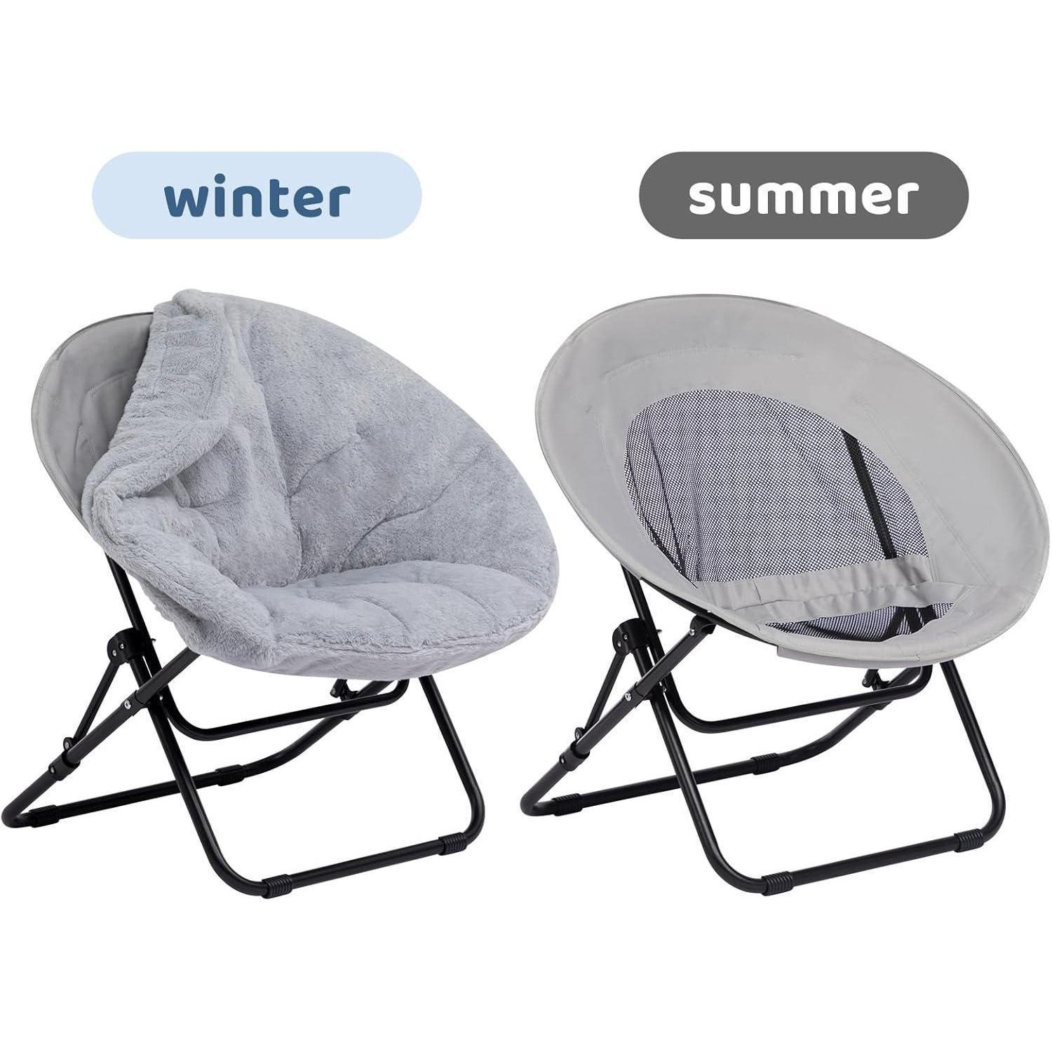 Una sedia pieghevole rotonda grigia con fodera in peluche per l'inverno e rete per l'estate.