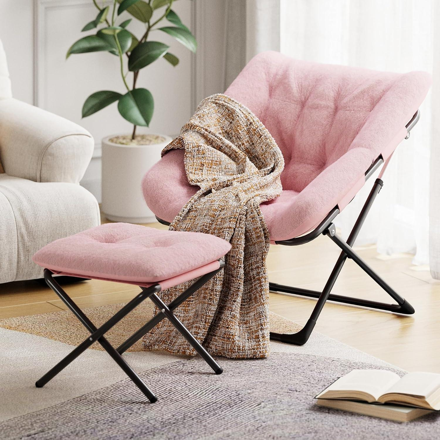 Una poltrona pieghevole rosa con poggiapiedi abbinato, coperta da una coperta fantasia in un soggiorno luminoso.